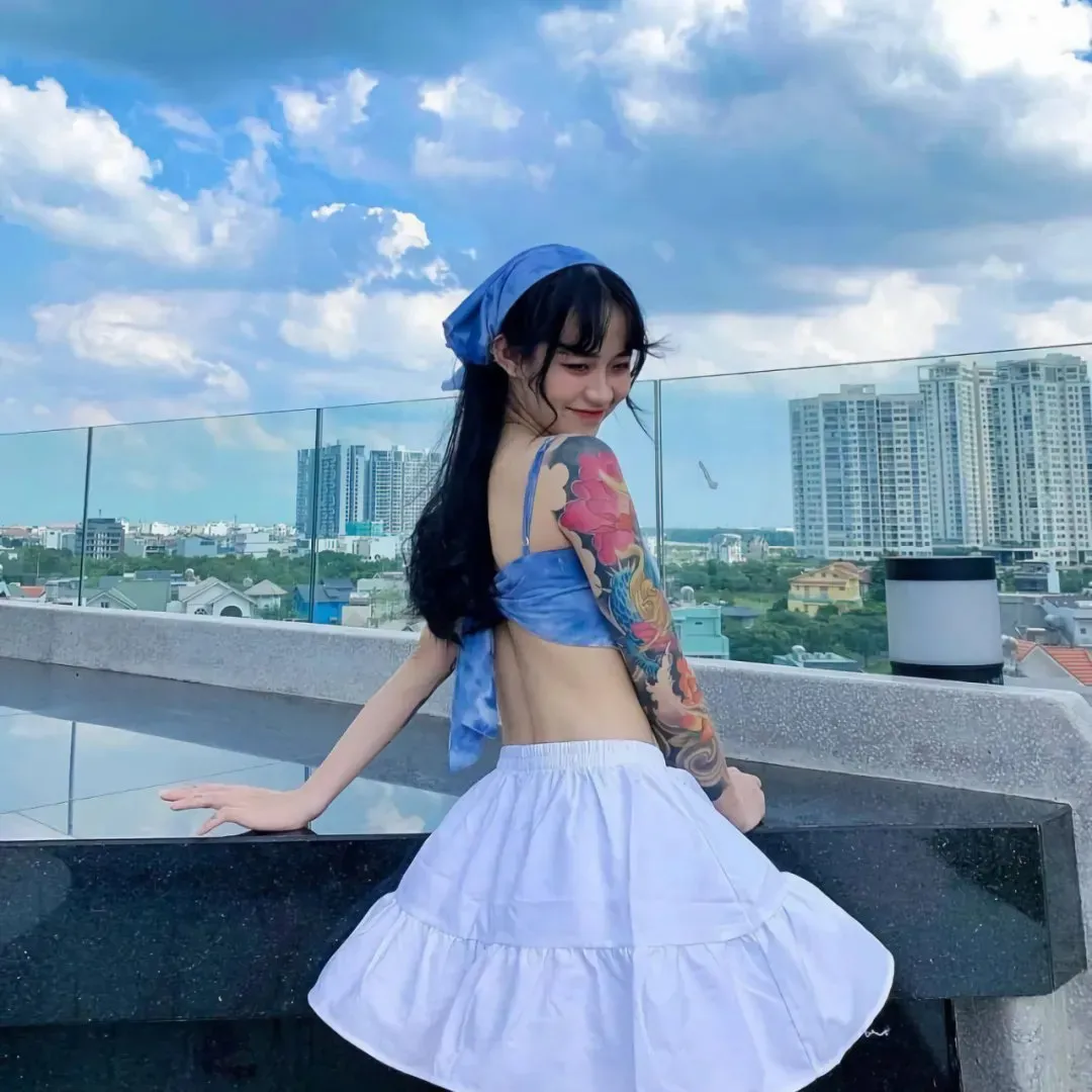 大尺度复仇惊悚《假面女郎》无删减版在线：容貌焦虑逼疯普通女孩，整容杀人走上绝路